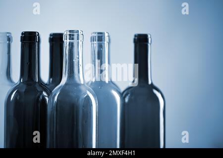 Mehrere Weinglasflaschen mit Kopierraum Stockfoto