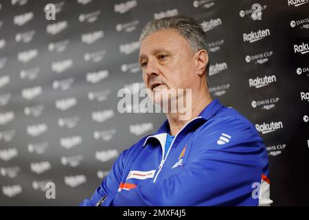 Der nicht spielende Kapitän Jaroslav Navratil von der tschechischen Mannschaft spricht während der Pressekonferenz vor der Qualifikation für das Davis Cup-Tennisturnier Stockfoto