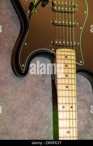 Vaduz, Liechtenstein, 23. Dezember 2022 Produktaufnahme einer Fender Stratocaster E-Gitarre in Schwarz Stockfoto