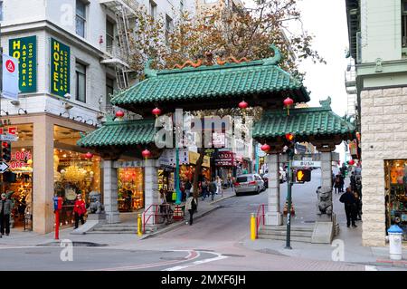 Dragon Gate an der Ecke zwischen Bush Street und Grant Avenue in der Innenstadt von San Francisco, Kalifornien, USA Stockfoto