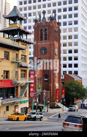 Chinatowns bezaubernde Anziehungskraft auf diesem Foto: Verzierte Fassaden, lebendige Farben und kulturelle Details zeichnen einen lebendigen Wandteppich von San Franciscos r Stockfoto
