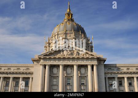 Die große Kuppel des Rathauses von San Francisco, ein neoklassizistisches Wahrzeichen im Civic Center, berühmt für seine goldenen Details und atemberaubenden architektonischen Design Stockfoto