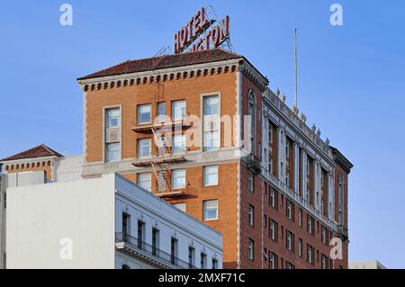 Das historische Hotel Stockton in San Francisco zeigt seine klassische rote Backsteinfassade, Feuerlöcher und ein Vintage-Dachschild unter einem klaren blauen Himmel. Stockfoto