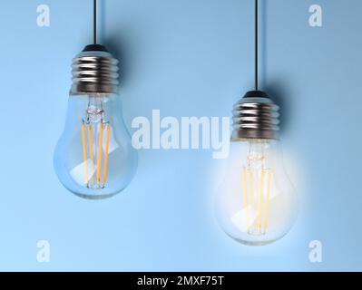 Ideenkonzept. Glühlampen auf hellblauem Hintergrund Stockfoto