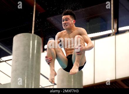 Leon Baker im Finale des Herren-Sprungbretts 3m am zweiten Tag des British National Diving Cup im Royal Commonwealth Pool in Edinburgh. Foto: Freitag, 3. Februar 2023. Stockfoto