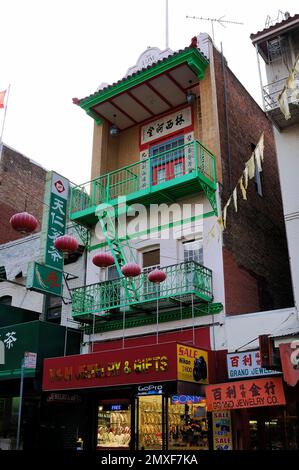 Chinatowns bezaubernde Anziehungskraft auf diesem Foto: Verzierte Fassaden, lebendige Farben und kulturelle Details zeichnen einen lebendigen Wandteppich von San Franciscos r Stockfoto