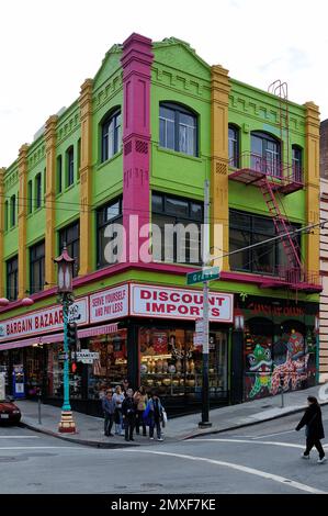 Chinatowns bezaubernde Anziehungskraft auf diesem Foto: Verzierte Fassaden, lebendige Farben und kulturelle Details zeichnen einen lebendigen Wandteppich von San Franciscos r Stockfoto