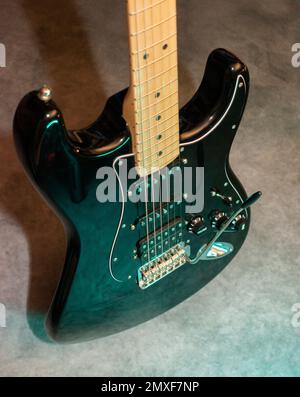 Vaduz, Liechtenstein, 23. Dezember 2022 Produktaufnahme einer Fender Stratocaster E-Gitarre in Schwarz Stockfoto