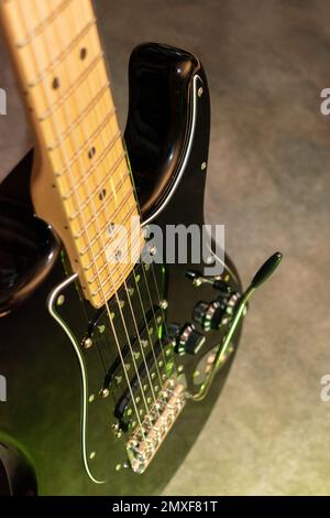 Vaduz, Liechtenstein, 23. Dezember 2022 Produktaufnahme einer Fender Stratocaster E-Gitarre in Schwarz Stockfoto