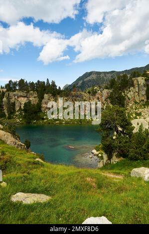 Estanh langer See im Nationalpark Aigüestortes i Estany de Sant Maurici (Aran-Tal, Lleida, Pyrenäen, Cataluña, Spanien) Stockfoto