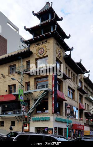 Chinatowns bezaubernde Anziehungskraft auf diesem Foto: Verzierte Fassaden, lebendige Farben und kulturelle Details zeichnen einen lebendigen Wandteppich von San Franciscos r Stockfoto