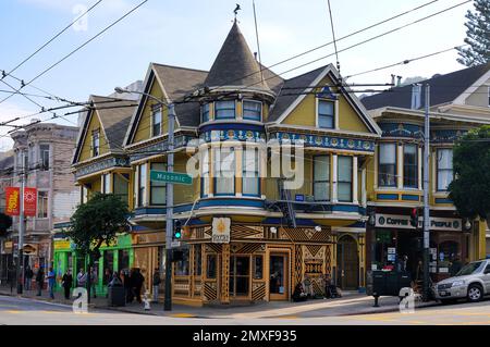 Gebäude an der Ecke zwischen Masonic Street und Haight Street, im Haight-Ashbury District von San Francisco, Kalifornien, Vereinigte Staaten von Amerika Stockfoto