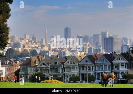 Die Painted Ladies in San Francisco – legendäre viktorianische Häuser mit Blick auf die Skyline der Stadt, ein beliebtes Wahrzeichen und Fotospot am Alamo Square Stockfoto