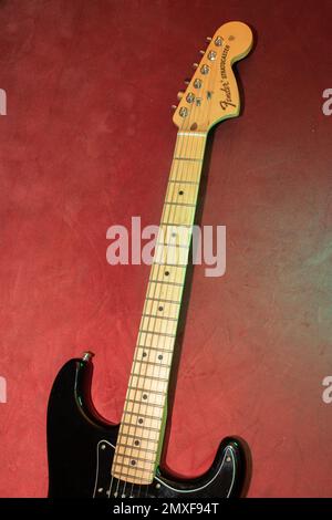 Vaduz, Liechtenstein, 23. Dezember 2022 Produktaufnahme einer Fender Stratocaster E-Gitarre in Schwarz Stockfoto