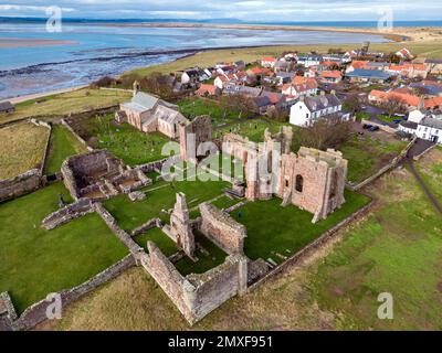 Luftaufnahme der mittelalterlichen Ruinen von Lindisfarne Priory auf Holy Island vor der Küste von Northumberland im Nordosten Englands. Stockfoto