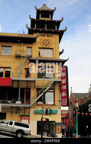 Chinatowns bezaubernde Anziehungskraft auf diesem Foto: Verzierte Fassaden, lebendige Farben und kulturelle Details zeichnen einen lebendigen Wandteppich von San Francisco Stockfoto