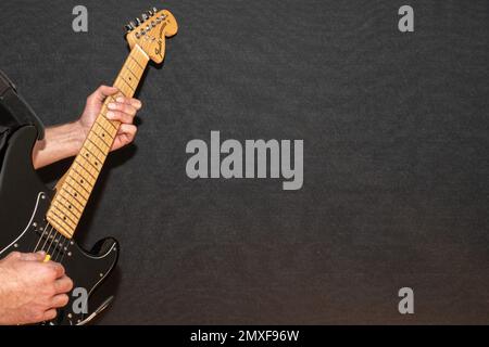 Vaduz, Liechtenstein, 23. Dezember 2022 Künstler tritt mit schwarzer Fender Stratocaster-Elektrogitarre auf Stockfoto