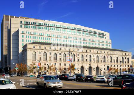 Das Earl Warren Building in San Francisco, Kalifornien, verfügt über Beaux-Arts und moderne Architektur und beherbergt den Supreme Court of California Stockfoto