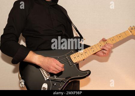 Vaduz, Liechtenstein, 23. Dezember 2022 Künstler tritt mit schwarzer Fender Stratocaster-Elektrogitarre auf Stockfoto