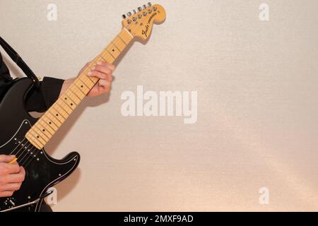 Vaduz, Liechtenstein, 23. Dezember 2022 Künstler tritt mit schwarzer Fender Stratocaster-Elektrogitarre auf Stockfoto