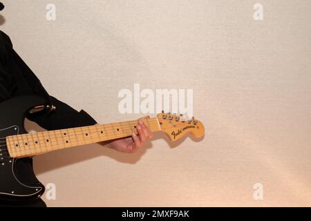 Vaduz, Liechtenstein, 23. Dezember 2022 Künstler tritt mit schwarzer Fender Stratocaster-Elektrogitarre auf Stockfoto