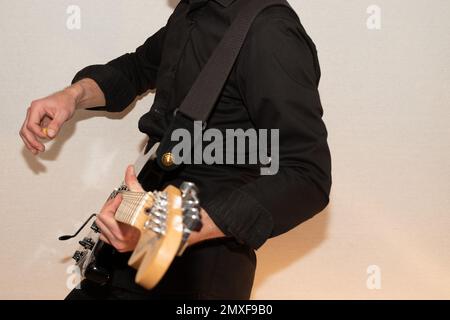 Vaduz, Liechtenstein, 23. Dezember 2022 Künstler tritt mit schwarzer Fender Stratocaster-Elektrogitarre auf Stockfoto