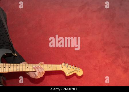 Vaduz, Liechtenstein, 23. Dezember 2022 Künstler tritt mit schwarzer Fender Stratocaster-Elektrogitarre auf Stockfoto