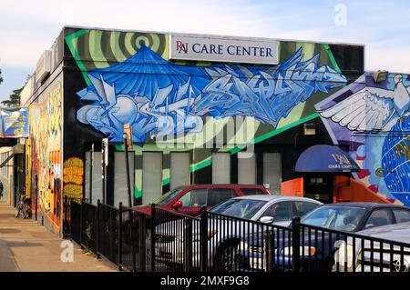 Street Art an der Fassade des Rai Care Center im Viertel Haight Ashbury in San Francisco, Kalifornien. Stockfoto