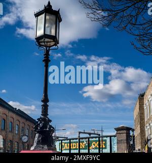 Edwardianische Lampe im Stil einer Laterne auf der Brücke bei camden Lock, Himmel, Wolken, Eisenbahnbrücke, Stockfoto