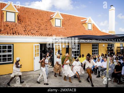 WILLEMSTAD - König Willem-Alexander, Königin Maxima und Prinzessin Amalia besuchen die Aufführung der Tula Revolt im Landhuis Knip auf Curacao. Die Kronprinzessin hat eine zweiwöchige Einführung in die Länder Aruba, Curacao und St. Maarten und die Inseln, die die karibischen Niederlande bilden: Bonaire, St. Eustatius und Saba. ANP REMKO DE WAAL netherlands Out - belgien Out Credit: ANP/Alamy Live News Stockfoto