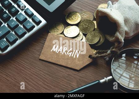 Taschenrechner, Lupe, Münzen und Anhänger mit Rand. Geschäfts- und Finanzkonzept. Stockfoto