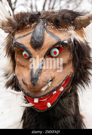 Seltsame Maske, die Monster auf dem Surva International Masquerade and Mummers Festival in Pernik, Bulgarien, Osteuropa, Balkan, EU darstellt Stockfoto