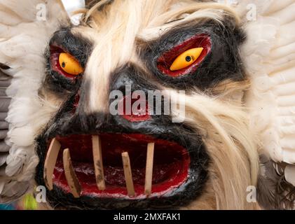 Seltsame Maske, die Monster auf dem Surva International Masquerade and Mummers Festival in Pernik, Bulgarien, Osteuropa, Balkan, EU darstellt Stockfoto