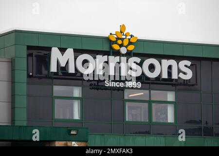 Morrisons Supermarkt, Illingworth in der Nähe von Halifax, West Yorkshire. Die Supermärkte WM Morrison, die unter dem Namen Morrisons handeln, sind die fünftgrößte Supermarktkette im Vereinigten Königreich. Seit 2021 hatte das Unternehmen 497 Supermärkte in England, Wales und Schottland sowie einen in Gibraltar. Der Hauptsitz des Unternehmens befindet sich in Bradford, England. Stockfoto