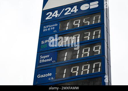 Die Abbildung zeigt den Preis (Preise für Benzindieselkraftstoff) auf einer Schalttafel an einer Tankstelle von E.Leclerc (oder Leclerc) in Paris, Frankreich, am 3. Februar 2023. Foto: Victor Joly/ABACAPRESS.COM Stockfoto