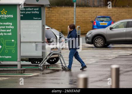 Morrisons Supermarkt, Illingworth in der Nähe von Halifax, West Yorkshire. Die Supermärkte WM Morrison, die unter dem Namen Morrisons handeln, sind die fünftgrößte Supermarktkette im Vereinigten Königreich. Seit 2021 hatte das Unternehmen 497 Supermärkte in England, Wales und Schottland sowie einen in Gibraltar. Der Hauptsitz des Unternehmens befindet sich in Bradford, England. Stockfoto