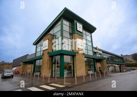 Morrisons Supermarkt, Illingworth in der Nähe von Halifax, West Yorkshire. Die Supermärkte WM Morrison, die unter dem Namen Morrisons handeln, sind die fünftgrößte Supermarktkette im Vereinigten Königreich. Seit 2021 hatte das Unternehmen 497 Supermärkte in England, Wales und Schottland sowie einen in Gibraltar. Der Hauptsitz des Unternehmens befindet sich in Bradford, England. Stockfoto