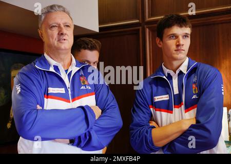 Nicht spielender Kapitän Jaroslav Navratil, Left und Tennisspieler der Tschechischen Republik Jakub Mensik während der Verlosung für das Davis Cup-Tennisturnier Stockfoto