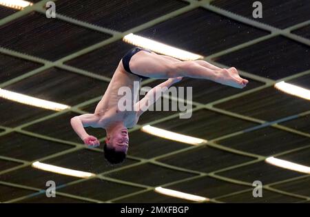 Leon Baker im Finale des Herren-Sprungbretts 3m am zweiten Tag des British National Diving Cup im Royal Commonwealth Pool in Edinburgh. Foto: Freitag, 3. Februar 2023. Stockfoto