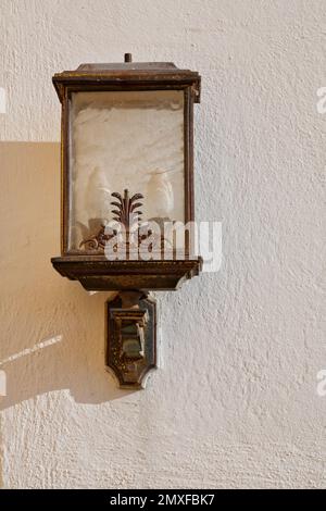 Vintage-Lantern an der Wand im Schloss Moritzburg Stockfoto