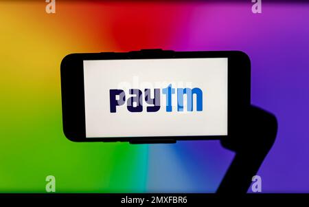 In dieser Abbildung wird das Paytm-Logo auf dem Bildschirm eines Mobiltelefons angezeigt. Stockfoto