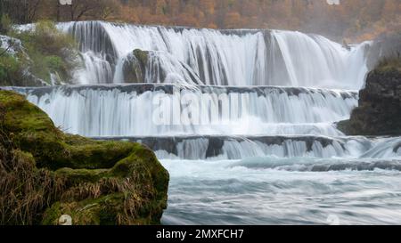 Štrbački Buk Wasserfall auf dem Fluss Una im Nationalpark Una, Bosnien und Herzegowina, Wasserfall auf dem Bergfluss im Herbst Stockfoto