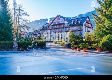 KITZBÜHEL, ÖSTERREICH - 14. JANUAR 2023: Blick auf die Straße in Kitzbühel, einer kleinen Alpenstadt. Gehobene Geschäfte und Cafés säumen die Straßen des mittelalterlichen Zentrums. Stockfoto