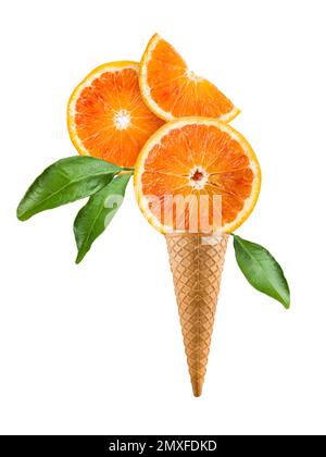 Eiskegel mit Orangenfrüchten, isoliert auf weißem Hintergrund Stockfoto