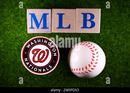 27. Januar 2023, Cooperstown, USA. Das Emblem des Baseballclubs Washington Nationals auf dem grünen Rasen des Stadions. Stockfoto