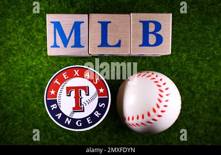 27. Januar 2023, Cooperstown, USA. Das Emblem des Texas Rangers Baseballclubs auf dem grünen Rasen des Stadions. Stockfoto