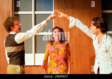 l-r: Daniel Evans (Charley Kringas), Samantha Spiro (Mary Flynn), Julian Ovenden (jüngerer Franklin Shepard) in MERRILY WE ROLL ALONG at the Donmar Warehouse, London WC2 11/12/2000 Musik & Texte: Stephen Sondheim Buch: George Furth Basierend auf dem Originalstück von Kaufman & Hart Design: Christopher Oram Beleuchtung: Tim Mitchell Peter Darling Regisseur: Michael Grandage Stockfoto