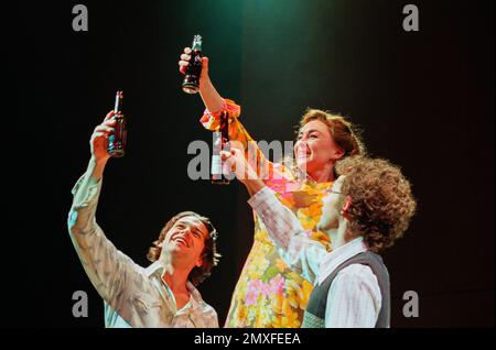 l-r: Julian Ovenden (Younger Franklin Shepard), Samantha Spiro (Mary Flynn), Daniel Evans (Charley Kringas) in FRÖHLICH ROLLEN WIR IM Donmar Warehouse, London WC2 11/12/2000 Musik & Texte: Stephen Sondheim Buch: George Furth nach dem Originalstück von Kaufman & Hart Design: Christopher Oram Beleuchtung: Tim Mitchell Choreographie: Peter Darling Regie: Michael Grandage Stockfoto