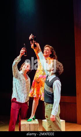 l-r: Julian Ovenden (Younger Franklin Shepard), Samantha Spiro (Mary Flynn), Daniel Evans (Charley Kringas) in FRÖHLICH ROLLEN WIR IM Donmar Warehouse, London WC2 11/12/2000 Musik & Texte: Stephen Sondheim Buch: George Furth nach dem Originalstück von Kaufman & Hart Design: Christopher Oram Beleuchtung: Tim Mitchell Choreographie: Peter Darling Regie: Michael Grandage Stockfoto