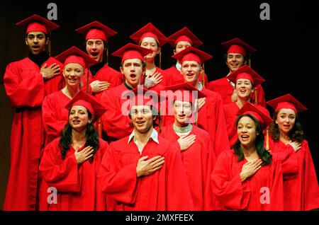 Mitte vorne: Julian Ovenden (jüngerer Franklin Shepard), Anna Francolini (Gussie) vorne rechts: Samantha Spiro (Mary Flynn) oben rechts: Daniel Evans (Charley Kringas) in MERRILY WE ROLL ALONG at the Donmar Warehouse, London WC2 11/12/2000 Musik & Texte: Stephen Sondheim Buch: George Furth nach dem Originalstück von Kaufman & Hart: Christopher Oram Beleuchtung: Tim Mitchell Choreographie: Peter Darling Regisseur Michael Grandage Stockfoto